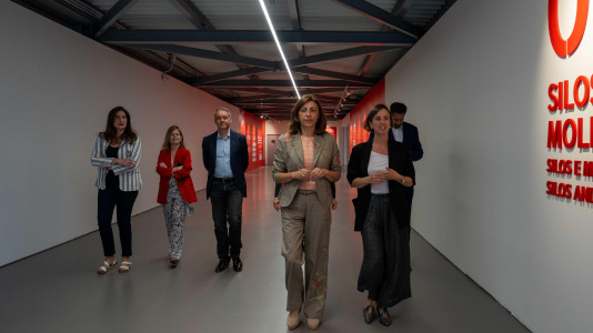 Ángeles Vázquez recorrió las instalaciones de la fábrica en el polígono industrial de Morás