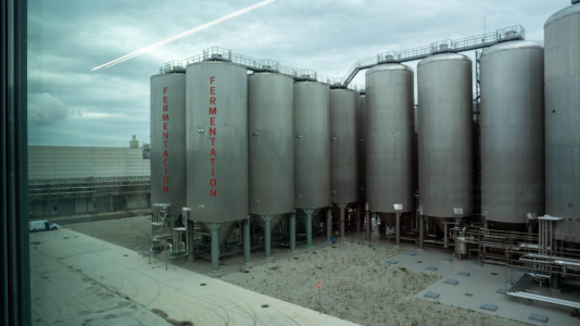 Ángeles Vázquez recorrió las instalaciones de la fábrica en el polígono industrial de Morás