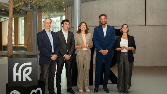 Ángeles Vázquez recorrió las instalaciones de la fábrica en el polígono industrial de Morás