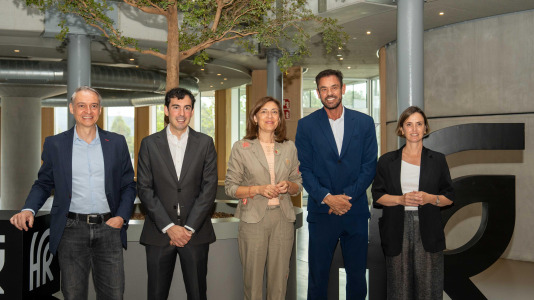 Ángeles Vázquez recorrió las instalaciones de la fábrica en el polígono industrial de Morás