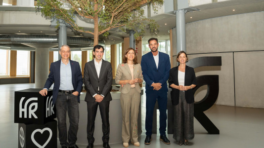 Ángeles Vázquez recorrió las instalaciones de la fábrica en el polígono industrial de Morás