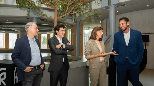 Ángeles Vázquez recorrió las instalaciones de la fábrica en el polígono industrial de Morás