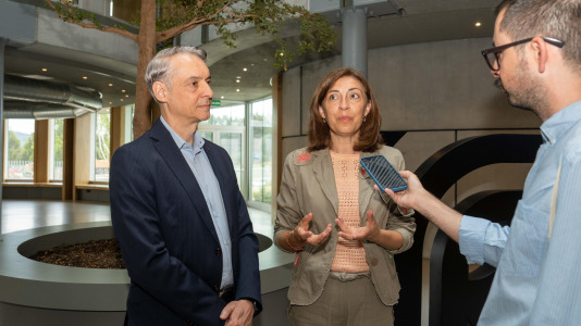 Ángeles Vázquez recorrió las instalaciones de la fábrica en el polígono industrial de Morás