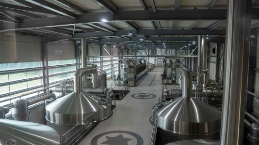Ángeles Vázquez recorrió las instalaciones de la fábrica en el polígono industrial de Morás