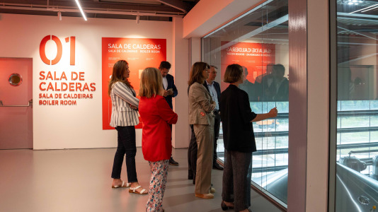 Ángeles Vázquez recorrió las instalaciones de la fábrica en el polígono industrial de Morás