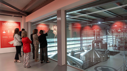 Ángeles Vázquez recorrió las instalaciones de la fábrica en el polígono industrial de Morás