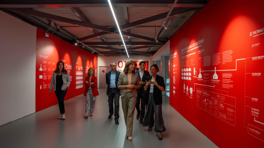 Ángeles Vázquez recorrió las instalaciones de la fábrica en el polígono industrial de Morás