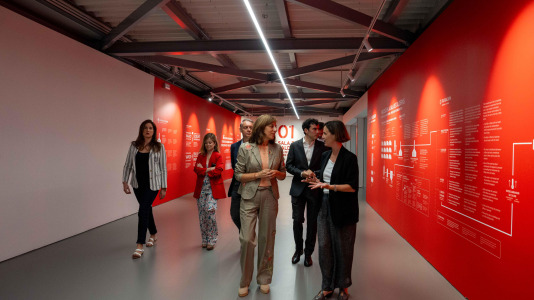 Ángeles Vázquez recorrió las instalaciones de la fábrica en el polígono industrial de Morás