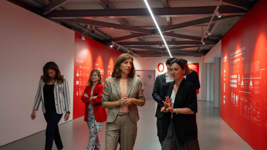 Ángeles Vázquez recorrió las instalaciones de la fábrica en el polígono industrial de Morás