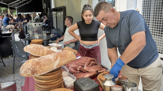 El local del Paseo de los Puentes organizó en su terraza una degustación de arroz y pulpo para celebrar la llegada de la temporada estival