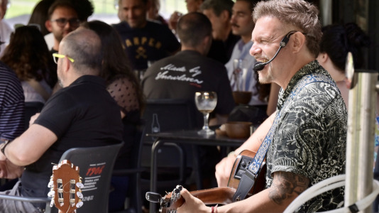 El local del Paseo de los Puentes organizó en su terraza una degustación de arroz y pulpo para celebrar la llegada de la temporada estival