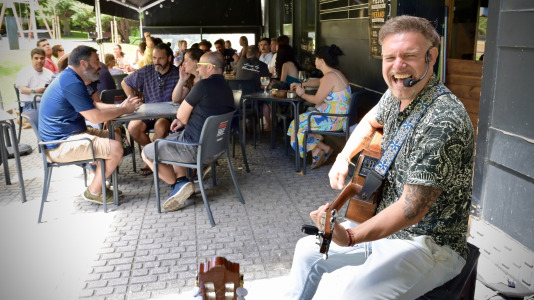 El local del Paseo de los Puentes organizó en su terraza una degustación de arroz y pulpo para celebrar la llegada de la temporada estival