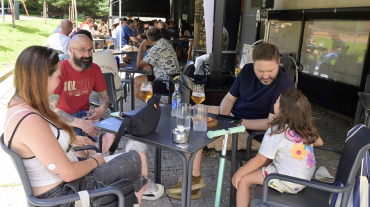 El local del Paseo de los Puentes organizó en su terraza una degustación de arroz y pulpo para celebrar la llegada de la temporada estival