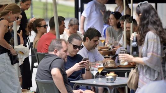 El local del Paseo de los Puentes organizó en su terraza una degustación de arroz y pulpo para celebrar la llegada de la temporada estival