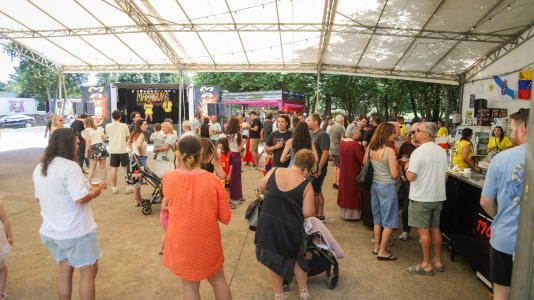 Una degustación de chorizos al vino abrió la edición 2026 de la celebración en la parroquia oleirense.