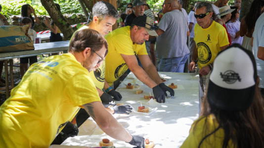 Una degustación de chorizos al vino abrió la edición 2026 de la celebración en la parroquia oleirense.