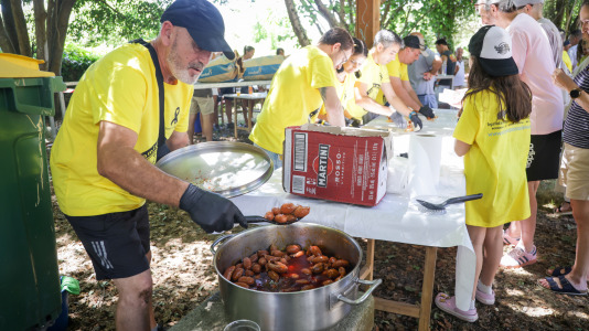 Una degustación de chorizos al vino abrió la edición 2026 de la celebración en la parroquia oleirense.
