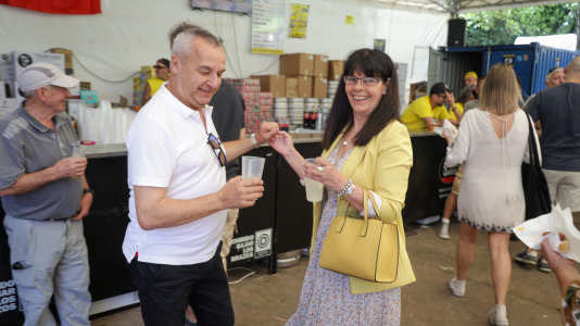 Una degustación de chorizos al vino abrió la edición 2026 de la celebración en la parroquia oleirense.