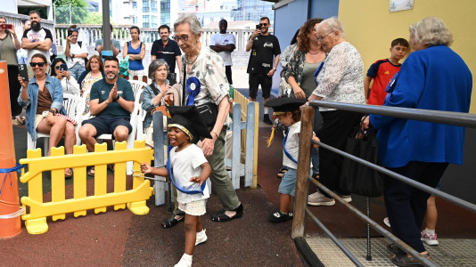 Como parte del programa 'Recuérdame' este martes 30 de junio los más pequeños de la Luis Seoane desfilaron de la mano de los veteranos de la Torrente Ballester durante su acto de grado