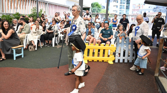 Como parte del programa 'Recuérdame' este martes 30 de junio los más pequeños de la Luis Seoane desfilaron de la mano de los veteranos de la Torrente Ballester durante su acto de grado