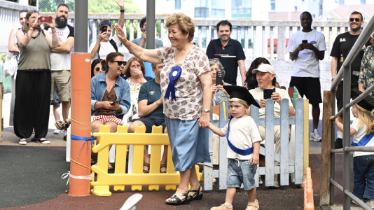 Como parte del programa 'Recuérdame' este martes 30 de junio los más pequeños de la Luis Seoane desfilaron de la mano de los veteranos de la Torrente Ballester durante su acto de grado