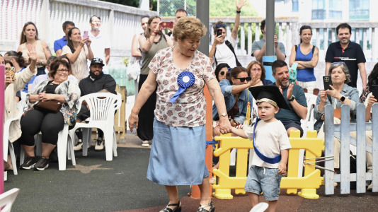 Como parte del programa 'Recuérdame' este martes 30 de junio los más pequeños de la Luis Seoane desfilaron de la mano de los veteranos de la Torrente Ballester durante su acto de grado