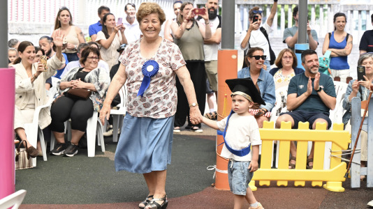 Como parte del programa 'Recuérdame' este martes 30 de junio los más pequeños de la Luis Seoane desfilaron de la mano de los veteranos de la Torrente Ballester durante su acto de grado