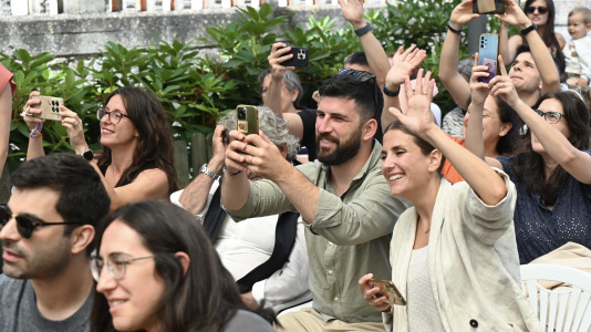 Como parte del programa 'Recuérdame' este martes 30 de junio los más pequeños de la Luis Seoane desfilaron de la mano de los veteranos de la Torrente Ballester durante su acto de grado