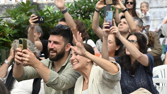 Como parte del programa 'Recuérdame' este martes 30 de junio los más pequeños de la Luis Seoane desfilaron de la mano de los veteranos de la Torrente Ballester durante su acto de grado