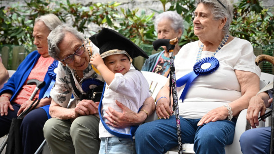Como parte del programa 'Recuérdame' este martes 30 de junio los más pequeños de la Luis Seoane desfilaron de la mano de los veteranos de la Torrente Ballester durante su acto de grado