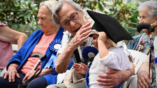 Como parte del programa 'Recuérdame' este martes 30 de junio los más pequeños de la Luis Seoane desfilaron de la mano de los veteranos de la Torrente Ballester durante su acto de grado