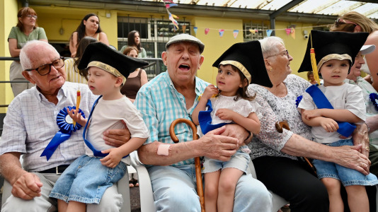 Como parte del programa 'Recuérdame' este martes 30 de junio los más pequeños de la Luis Seoane desfilaron de la mano de los veteranos de la Torrente Ballester durante su acto de grado