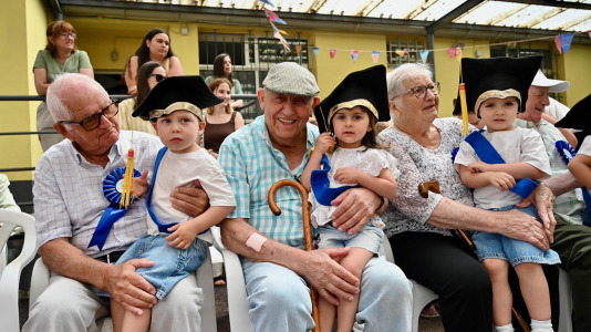 Como parte del programa 'Recuérdame' este martes 30 de junio los más pequeños de la Luis Seoane desfilaron de la mano de los veteranos de la Torrente Ballester durante su acto de grado