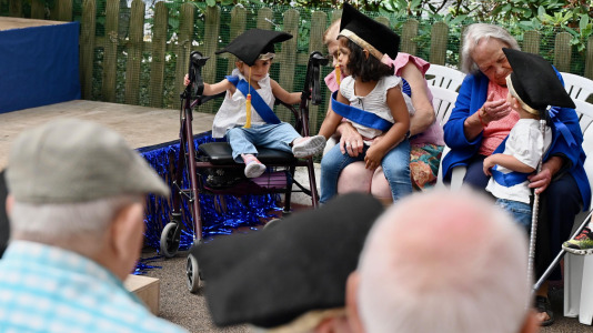 Como parte del programa 'Recuérdame' este martes 30 de junio los más pequeños de la Luis Seoane desfilaron de la mano de los veteranos de la Torrente Ballester durante su acto de grado