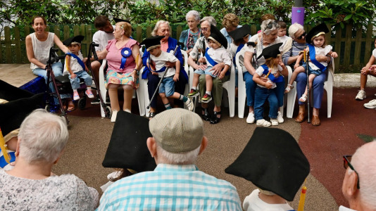 Como parte del programa 'Recuérdame' este martes 30 de junio los más pequeños de la Luis Seoane desfilaron de la mano de los veteranos de la Torrente Ballester durante su acto de grado