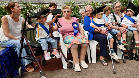 Como parte del programa 'Recuérdame' este martes 30 de junio los más pequeños de la Luis Seoane desfilaron de la mano de los veteranos de la Torrente Ballester durante su acto de grado