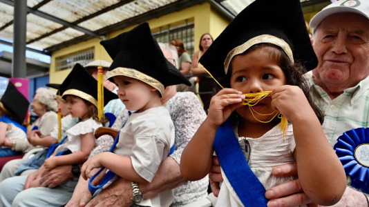Como parte del programa 'Recuérdame' este martes 30 de junio los más pequeños de la Luis Seoane desfilaron de la mano de los veteranos de la Torrente Ballester durante su acto de grado