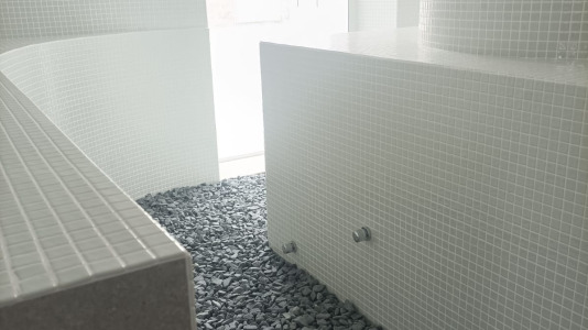 La actuación permite recuperar el antiguo balneario, modernizando y ampliando el edificio existente, y adaptando la Casa de Baños a los nuevos tiempos con nuevos tratamientos y servicios orientados al uso ciudadano