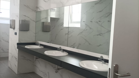 La actuación permite recuperar el antiguo balneario, modernizando y ampliando el edificio existente, y adaptando la Casa de Baños a los nuevos tiempos con nuevos tratamientos y servicios orientados al uso ciudadano
