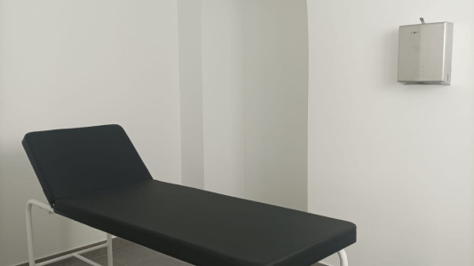 La actuación permite recuperar el antiguo balneario, modernizando y ampliando el edificio existente, y adaptando la Casa de Baños a los nuevos tiempos con nuevos tratamientos y servicios orientados al uso ciudadano