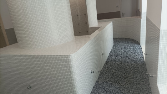 La actuación permite recuperar el antiguo balneario, modernizando y ampliando el edificio existente, y adaptando la Casa de Baños a los nuevos tiempos con nuevos tratamientos y servicios orientados al uso ciudadano