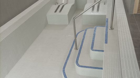La actuación permite recuperar el antiguo balneario, modernizando y ampliando el edificio existente, y adaptando la Casa de Baños a los nuevos tiempos con nuevos tratamientos y servicios orientados al uso ciudadano