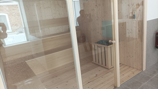La actuación permite recuperar el antiguo balneario, modernizando y ampliando el edificio existente, y adaptando la Casa de Baños a los nuevos tiempos con nuevos tratamientos y servicios orientados al uso ciudadano
