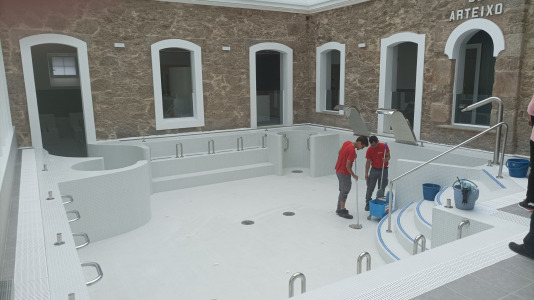 La actuación permite recuperar el antiguo balneario, modernizando y ampliando el edificio existente, y adaptando la Casa de Baños a los nuevos tiempos con nuevos tratamientos y servicios orientados al uso ciudadano