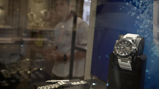El jefe de Investigación y Desarrollo (I+D) de G–SHOCK, Tatsuya Izaki, visita la ciudad para presentar el reloj modelo MRG-BF1000EB-1A. Izaki es considerado una leyenda, porque por sus manos han pasado más de 3.800 relojes de la famosa marca