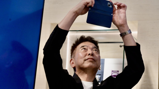 El jefe de Investigación y Desarrollo (I+D) de G–SHOCK, Tatsuya Izaki, visita la ciudad para presentar el reloj modelo MRG-BF1000EB-1A. Izaki es considerado una leyenda, porque por sus manos han pasado más de 3.800 relojes de la famosa marca