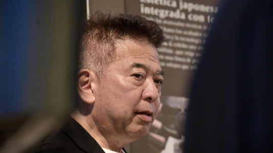 El jefe de Investigación y Desarrollo (I+D) de G–SHOCK, Tatsuya Izaki, visita la ciudad para presentar el reloj modelo MRG-BF1000EB-1A. Izaki es considerado una leyenda, porque por sus manos han pasado más de 3.800 relojes de la famosa marca