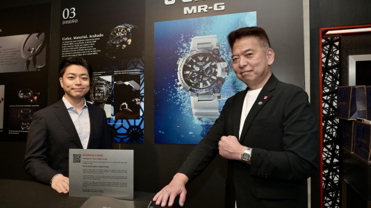 El jefe de Investigación y Desarrollo (I+D) de G–SHOCK, Tatsuya Izaki, visita la ciudad para presentar el reloj modelo MRG-BF1000EB-1A. Izaki es considerado una leyenda, porque por sus manos han pasado más de 3.800 relojes de la famosa marca