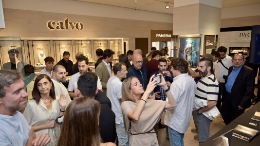 El jefe de Investigación y Desarrollo (I+D) de G–SHOCK, Tatsuya Izaki, visita la ciudad para presentar el reloj modelo MRG-BF1000EB-1A. Izaki es considerado una leyenda, porque por sus manos han pasado más de 3.800 relojes de la famosa marca