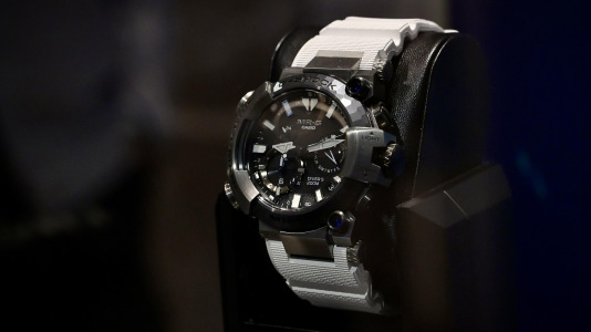 El jefe de Investigación y Desarrollo (I+D) de G–SHOCK, Tatsuya Izaki, visita la ciudad para presentar el reloj modelo MRG-BF1000EB-1A. Izaki es considerado una leyenda, porque por sus manos han pasado más de 3.800 relojes de la famosa marca